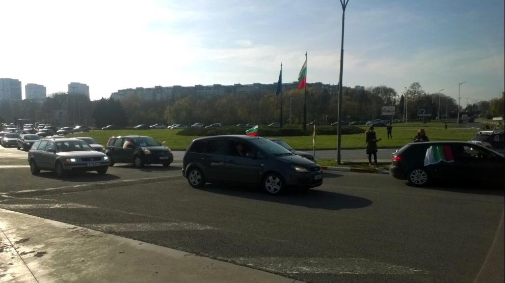 Сто автомобила се отправиха днес на протестно шествие в Бургас.