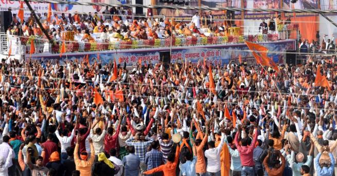 Десетки хиляди хиндуисти се събраха днес в Северна Индия Те