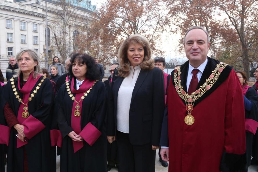 сподели вицепрезидентът Илияна Йотова, която взе участие в празненство за патронния празник на Софийския университет 