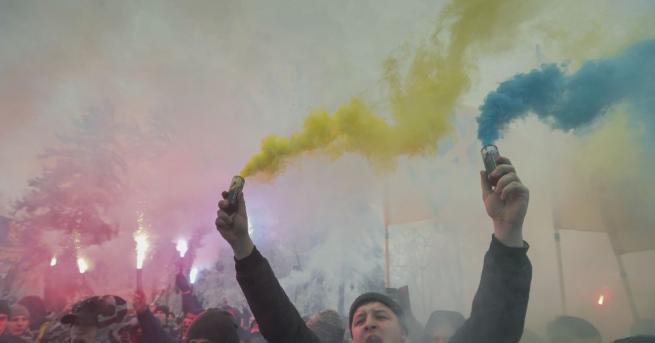 Десетки крайнодесни демонстранти горят гуми пред руското консулство в украинския
