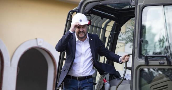 Италианският вътрешен министър Матео Салвини започна лично разрушаването на незаконно