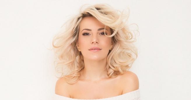 Още едно звездно бебе очакваме през 2019 година Тогава певицата Поли Генова очаква първата