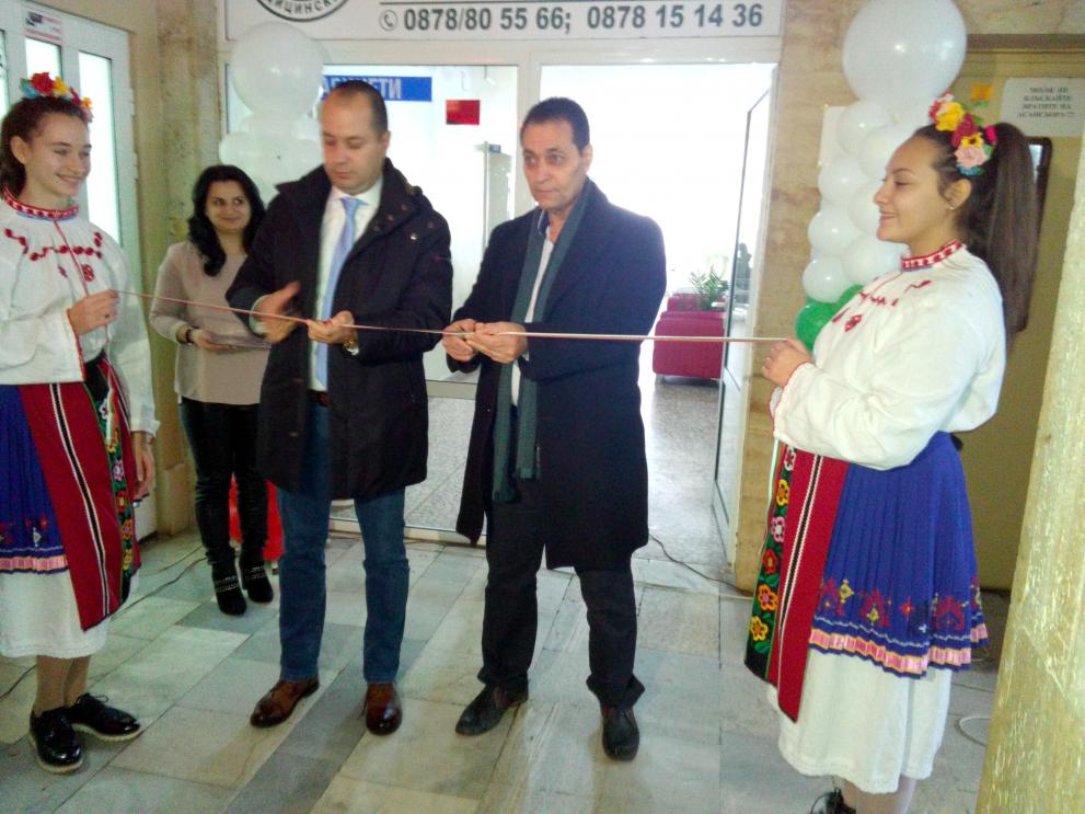 Кметът Калин Каменов и д-р Саид Дауд прерязаха лентата на новия дежурен кабинет.