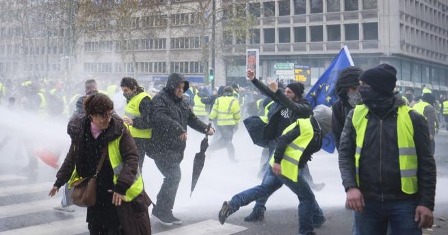 Полицията в Брюксел използва водно оръдие и сълзотворен газ срещу