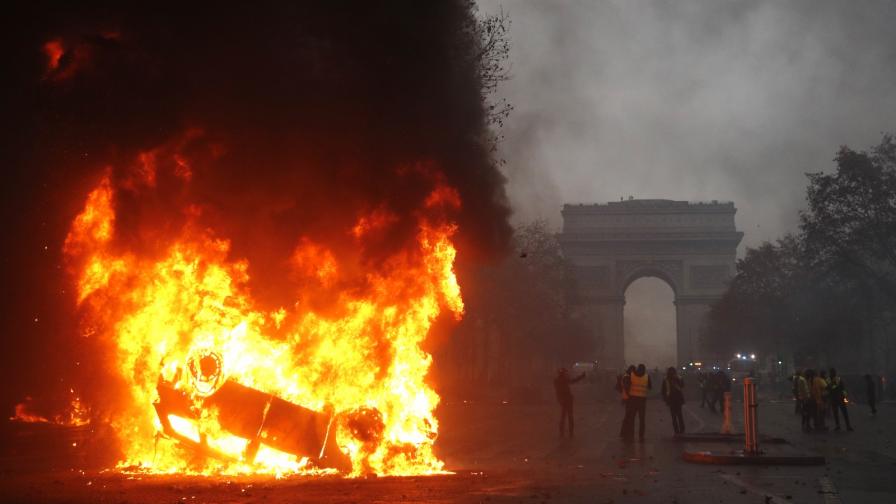 <p>Ожесточени размирици и палеж с падането на нощта в Париж</p>