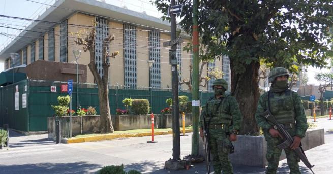 Взривно устройство избухна вчера пред консулството на САЩ в мексиканския