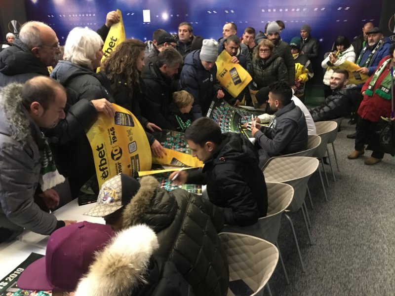 Стотици фенове си взеха автограф от футболистите на Лудогорец1