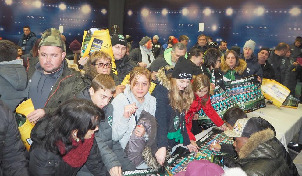 С календари и автографи си тръгнаха зрителите на мача „Лудогорец” – „Витоша”-Бистрица