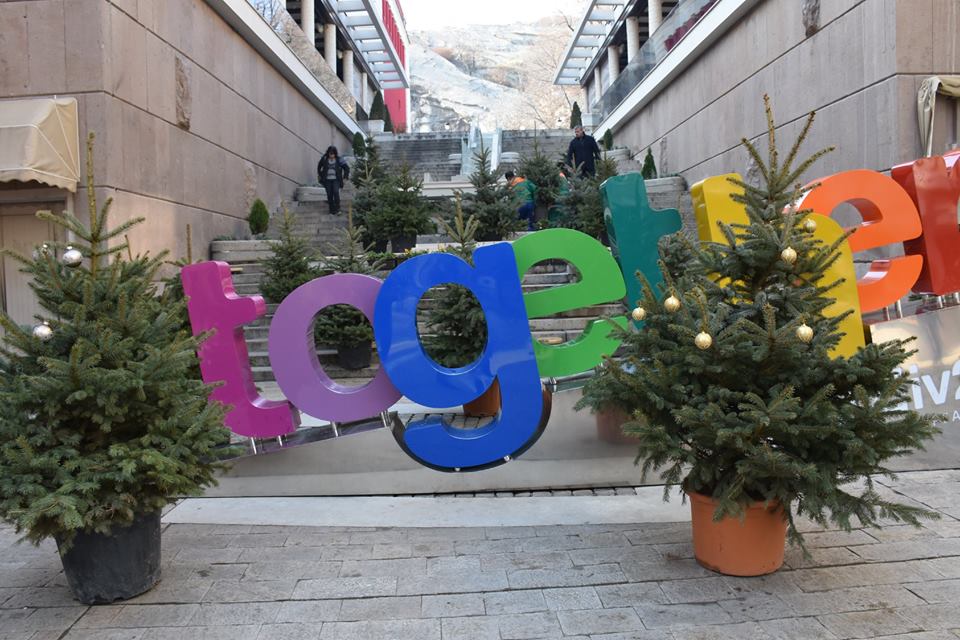 Пловдивчани украсяват живи иглолистни дръвчета на Центъра