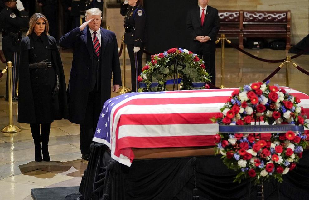 Доналд Тръмп и Мелания отдадоха почит на покойния бивш президент Джордж Буш-старши
