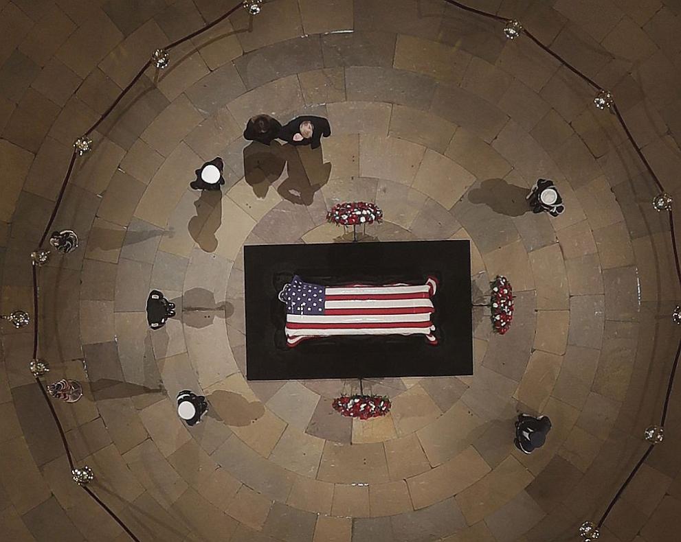  Тръмп и Мелания отдадоха респект на починалия някогашен президент Буш 