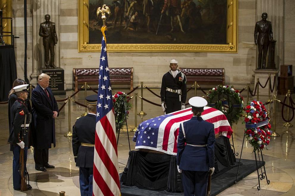  Тръмп и Мелания отдадоха респект на починалия някогашен президент Буш 