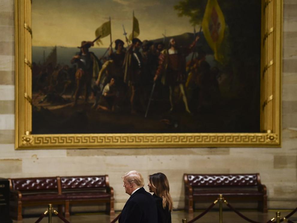  Тръмп и Мелания отдадоха респект на починалия някогашен президент Буш 