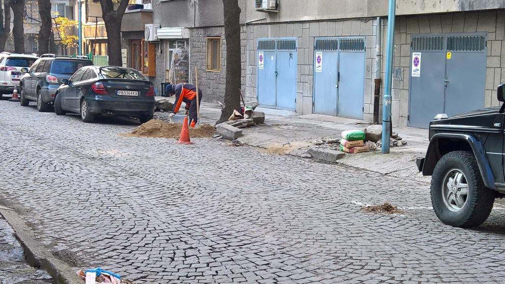  Пловдивчани недоволстват от поправки на парче в Центъра 