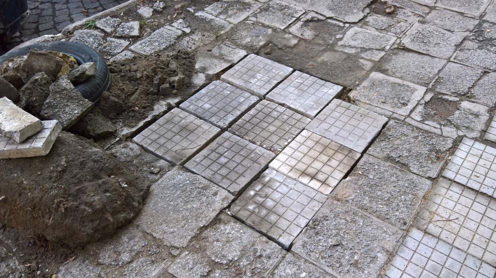  Пловдивчани недоволстват от поправки на парче в Центъра 