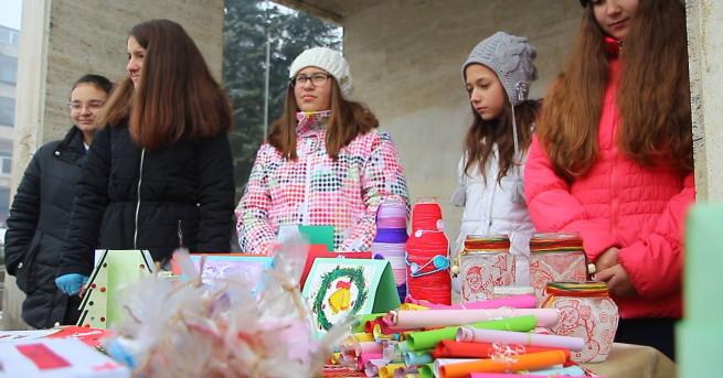 С коледен базар деца искат да помогната на хоратаот дома