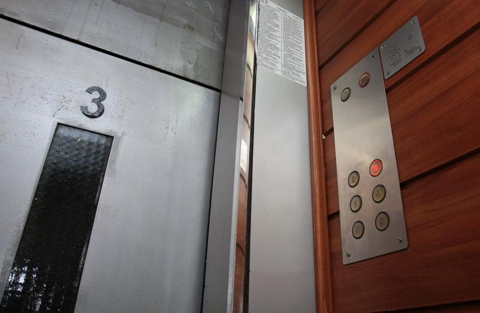 Снимка: Пожарникари спасиха италианци, заседнали в асансьор в Плевен