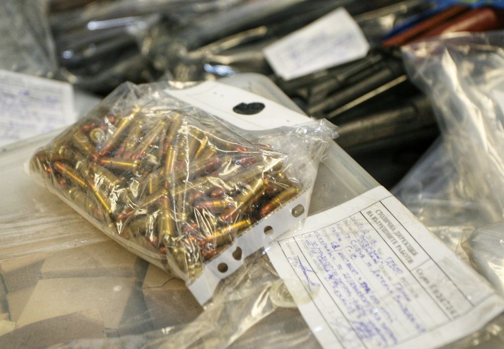 Рекорден брой оръжия и боеприпаси бяха открити в гараж в София при акция на ГДБОП и Специализираната прокуратура.