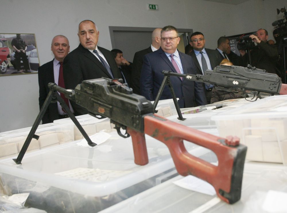 Рекорден брой оръжия и боеприпаси бяха открити в гараж в София при акция на ГДБОП и Специализираната прокуратура.