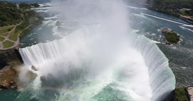 Водопадът Ниагара, едно от най-забележителните природни чудеса на Северна Америка,