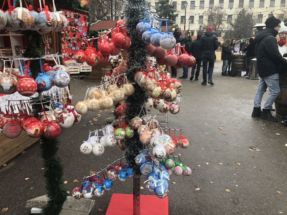 Немски коледен базар пред Народен театър