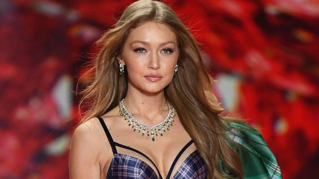 Голите тела се завръщат в календара на „Пирели“ за 2019 година (СНИМКИ)