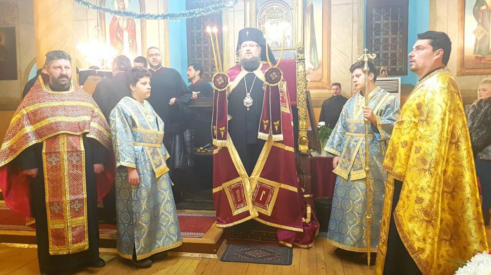 Врачанският митрополит Григорий благославя вярващите в храма.