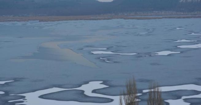 Езерото Сребърна замръзна. Дебелината на ледената покривка е около 7