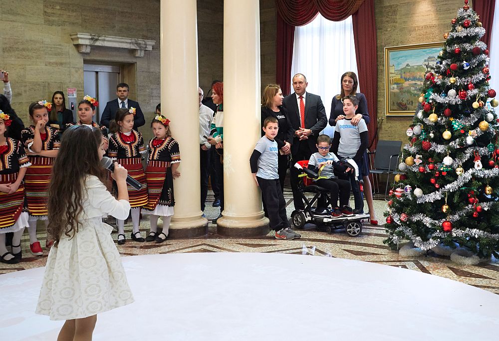 Румен Радев заедно със съпругата му Десислава Радева и деца, подпомогнати от благотворителната инициатива "Българската Коледа", украсиха заедно коледната елха в президентството.