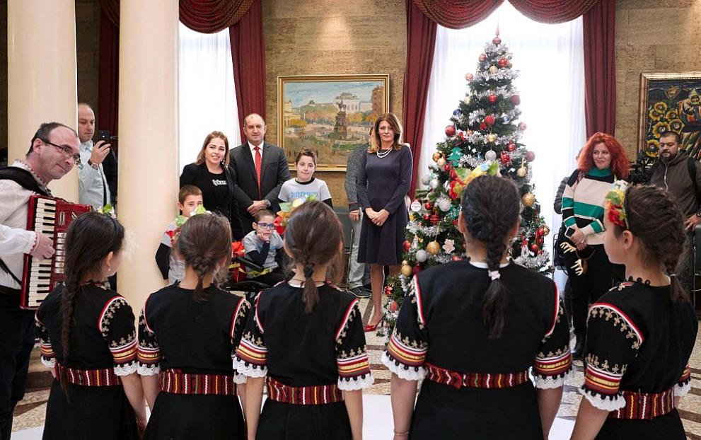 Румен Радев заедно със съпругата му Десислава Радева и деца, подпомогнати от благотворителната инициатива Българската Коледа, украсиха заедно коледната елха в президентството.