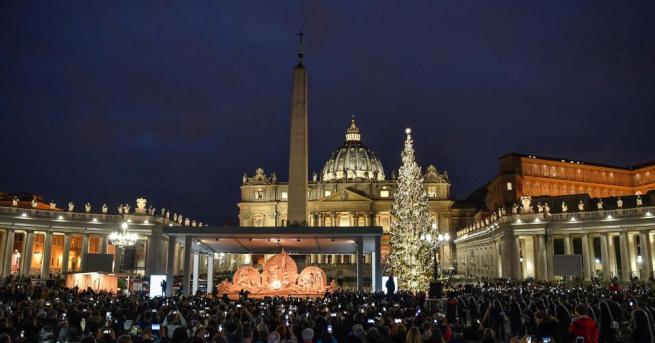 На площад Свети Петър във Ватикана бяха запалени светлините на