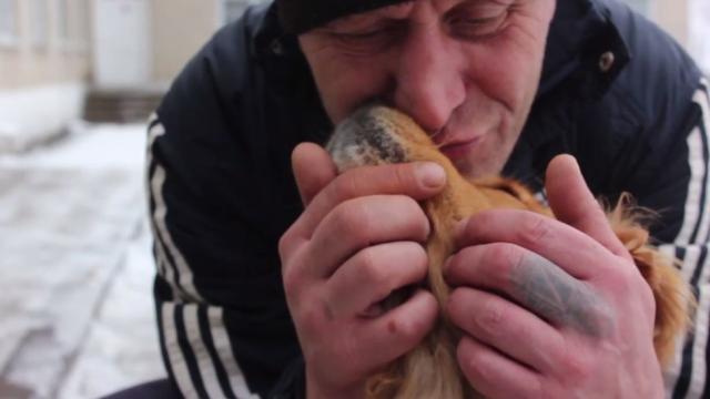 Кучешката вярност няма граници (ВИДЕО)