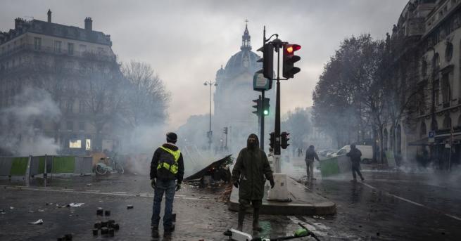 Полицията използва сълзотворен газ в центъра на Париж срещу протестиращи