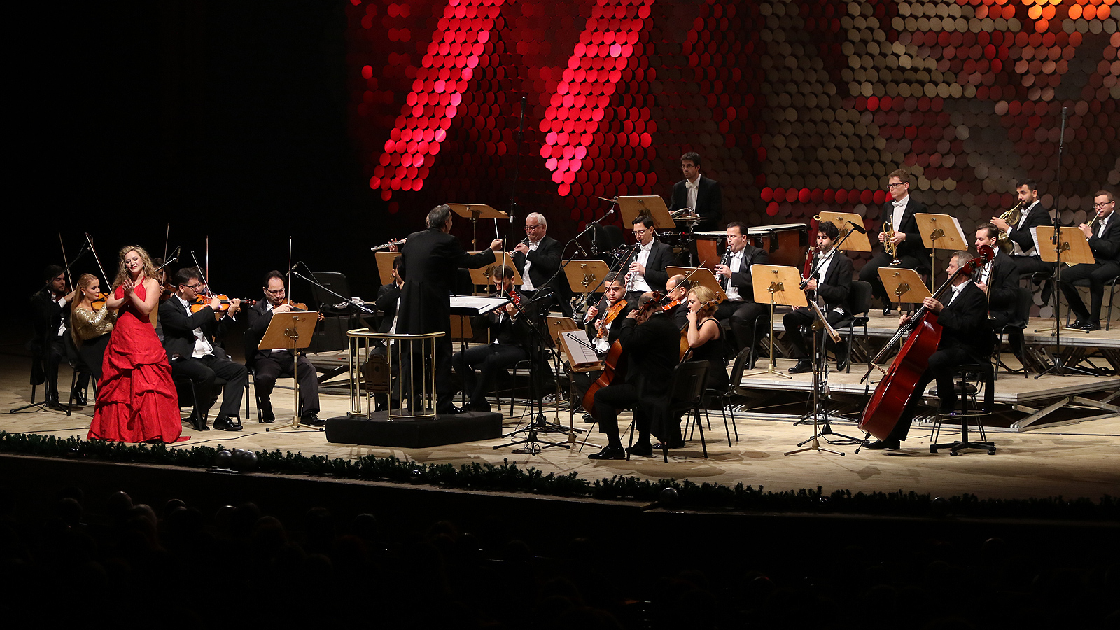 Вечните шедьоври на виенската симфонична класика оживяха в зала 1 на НДК, в пищен коледен спектакъл на концертмайсторите от световноизвестния Виена Класик Оркестра