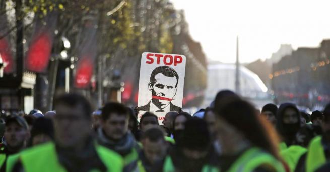 Доверието на френския народ към президента Еманюел Макрон спада с
