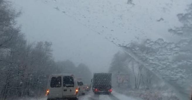Усложнена е пътната обстановка през прохода Предел заради обилен снеговалеж