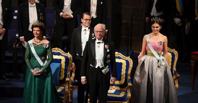 Шведският крал Карл XVI Густав връчи Нобеловите награди за медицина,