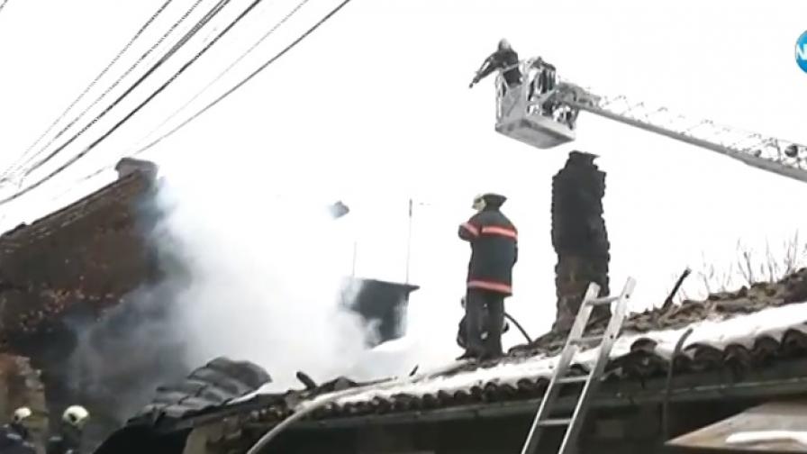 Пожар унищожи четири къщи във Велико Търново