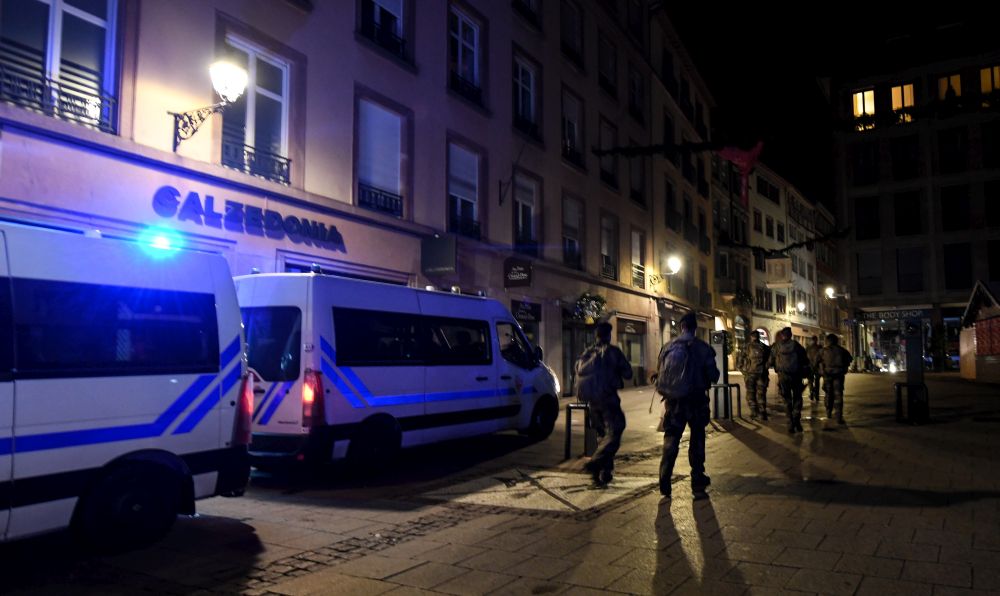 Терористичен акт потопи в скръб Страсбург преди Коледа