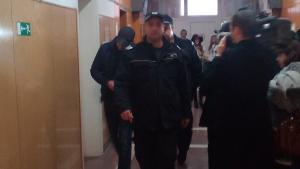 Петър Здравков в коридора на Съдебната палата