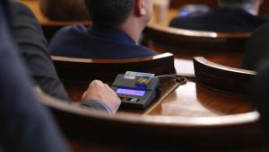 парламент гласуване