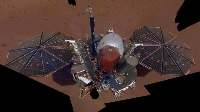 Космическият апарат InSight си направи селфи на Марс (СНИМКИ)