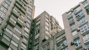 млад мъж кашон тясно