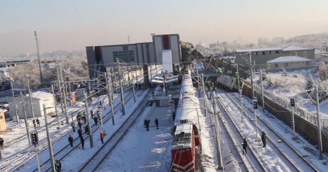 Броят на жертвите на влаковата катастрофа в Турция продължава да