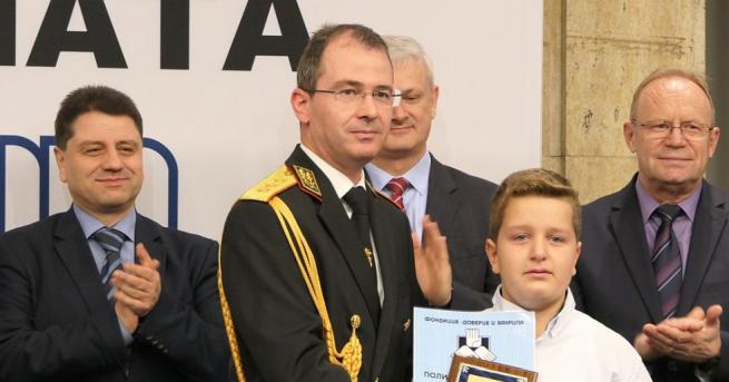 Петокласникът Златомир Матеев получи награда за граждански принос от МВР