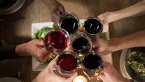 Поддържа ни слаби и щастливи:10 ползи за здравето от червеното вино