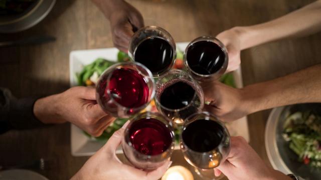 Поддържа ни слаби и щастливи: 10 ползи за здравето от червеното вино