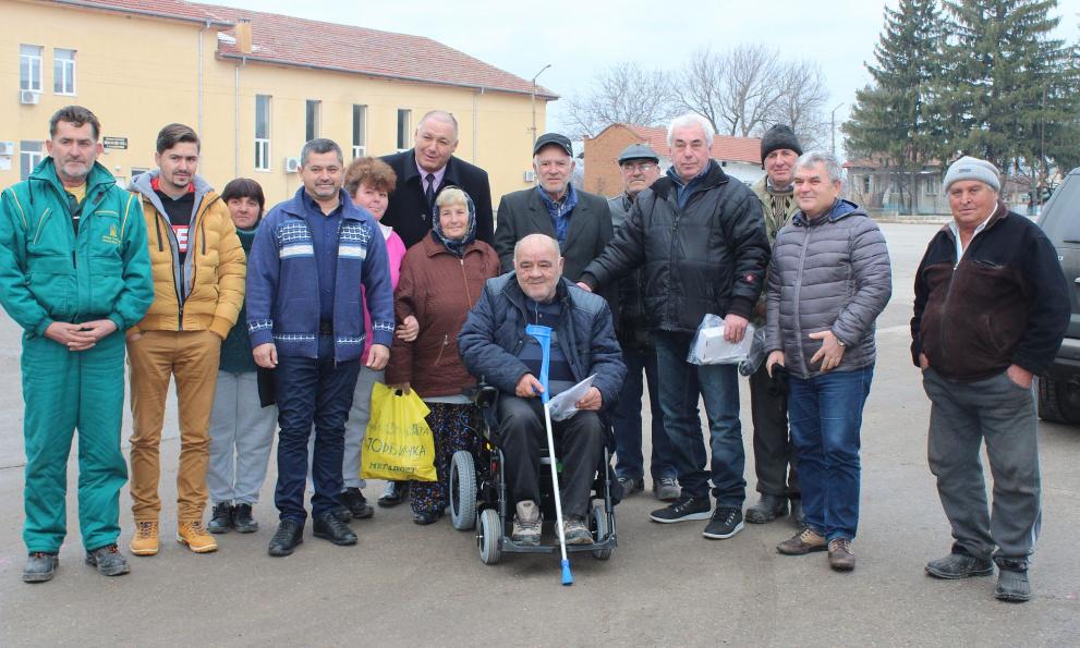 Областният управител подари инвалидна количка на болен мъж от Ножарово