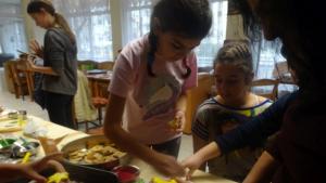 Коледните внучета внасят празничен дух в домовете на възрастни габровци