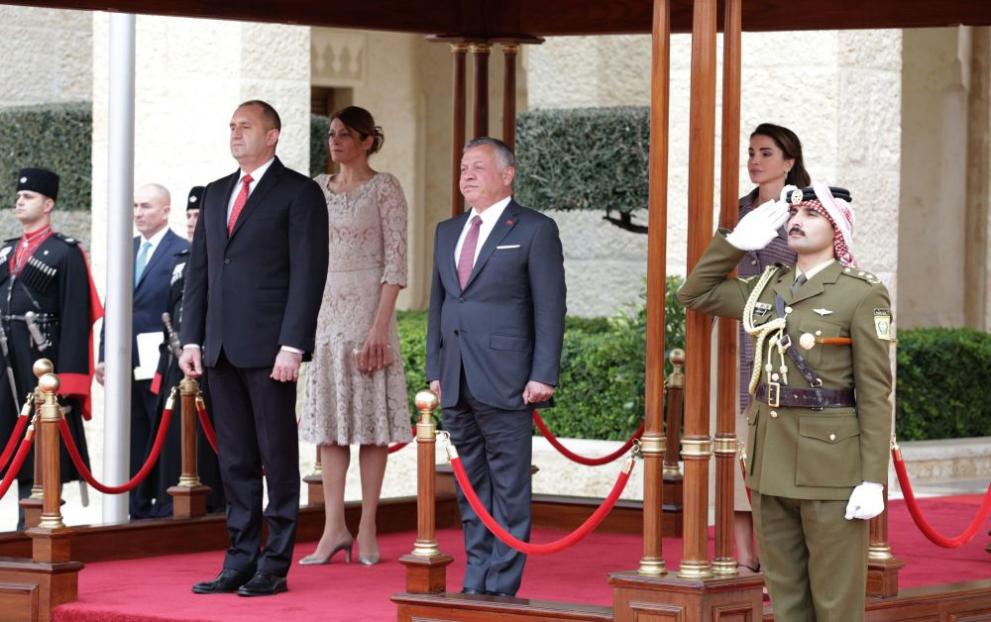 В кралския дворец в Аман българският президент и съпругата му бяха посрещнати с официална церемония от техни величества крал Абдула II бин ал-Хусейн и кралица Рания ал-Абдула